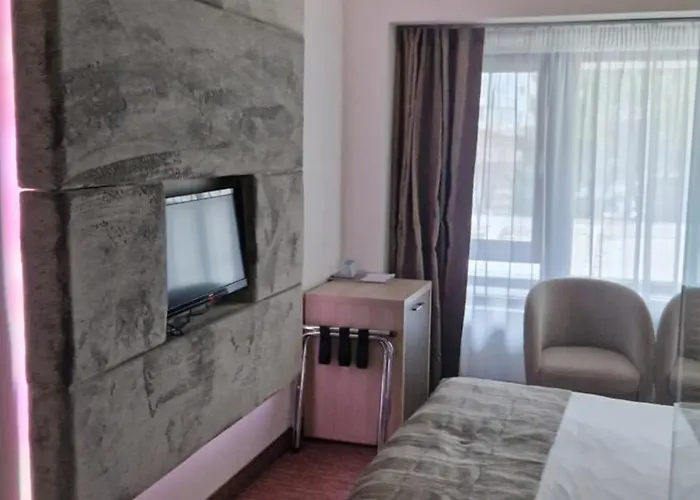 City Hotel & Lounge