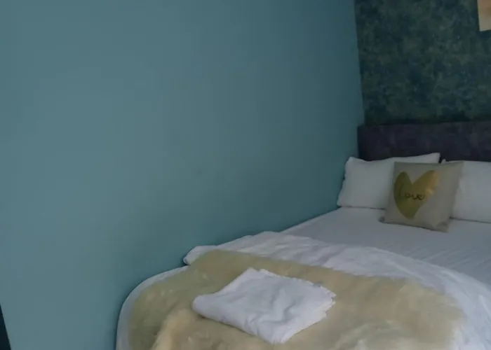An Exquisite Deluxe Room In A Hotel - Free Parking - With Access To Resturant - Shisha Bar- Wine Bar