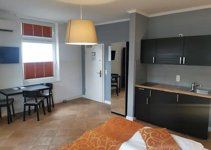 Unterwegs ins Apartmenthaus ehemalige Apartmenthaus Unterwegs