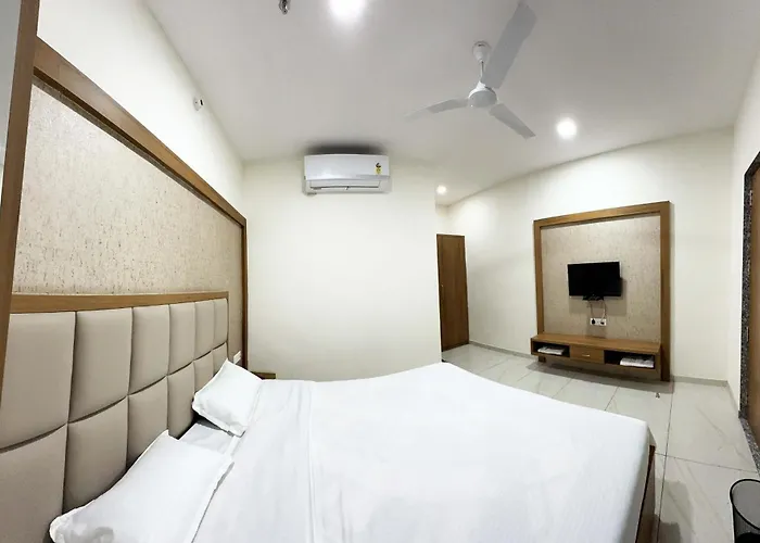 Hotel The Aadimata & Banquets