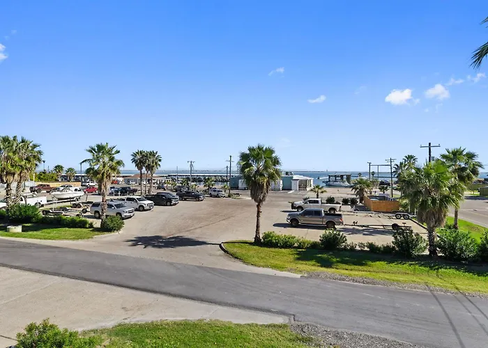 Bluff's Landing Lodge