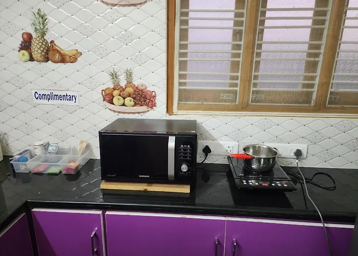 Sri Sakthi Home Stay - Free Pickup From Train Station-Unstained Bed Sheets- Powerful Ac - Fast Wifi - Water Purifier - Spotless Bathrooms- No Cockroaches- Dust Free Rooms- Luxury Mattress- Refrigerator- Cozy Ambience- 24 Hours Hot Water- Washing Mach