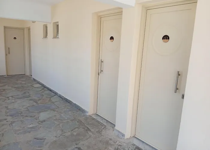 Leonidas Hotel & Studios
