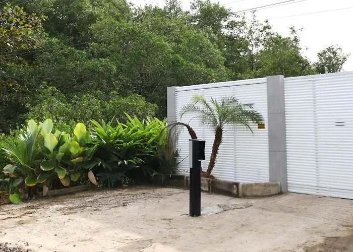 Pousada Lírios do Campo Hidromassagem - Sauna-Ar condicionado - Piscina - salão de jogos - 200 metros da praia Jabaquara
