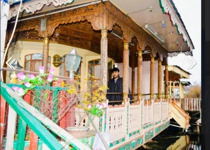 Houseboat Young Minar