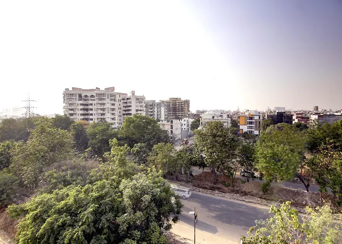 Saltstayz Premier - Galleria Market Road & Sector 27