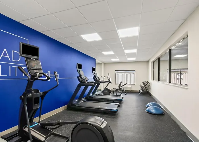 Holiday Inn Express & Suites Fairmont By Ihg