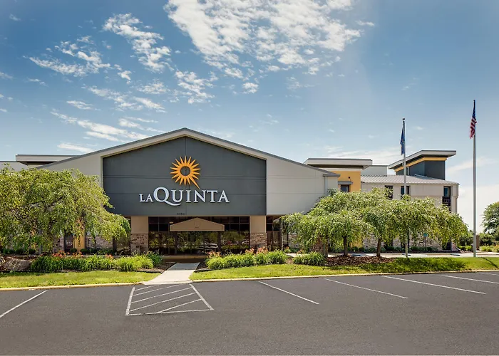 La Quinta Inn & Suites By Wyndham Detroit Metro Airport