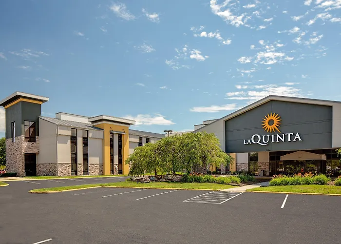 La Quinta Inn & Suites By Wyndham Detroit Metro Airport