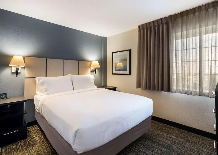 Sonesta Simply Suites Detroit Warren
