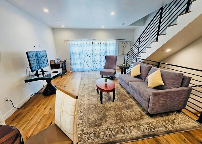 Hollywood Boutique Residences With Free Parking