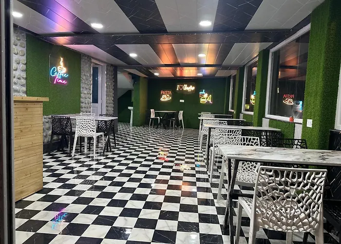 Glampfire Hotel And Cafe