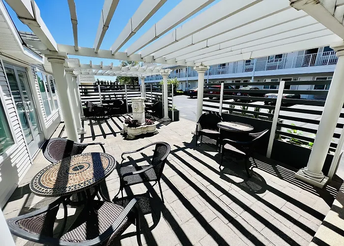 Court Plaza Inn & Suites Of Mackinaw