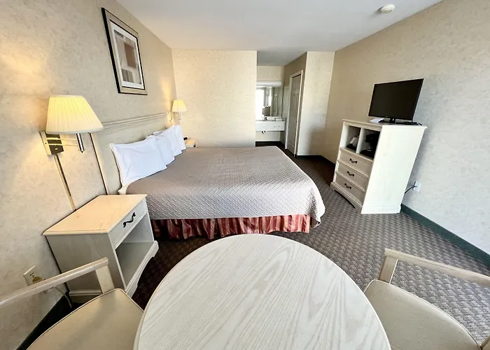 Court Plaza Inn & Suites Of Mackinaw