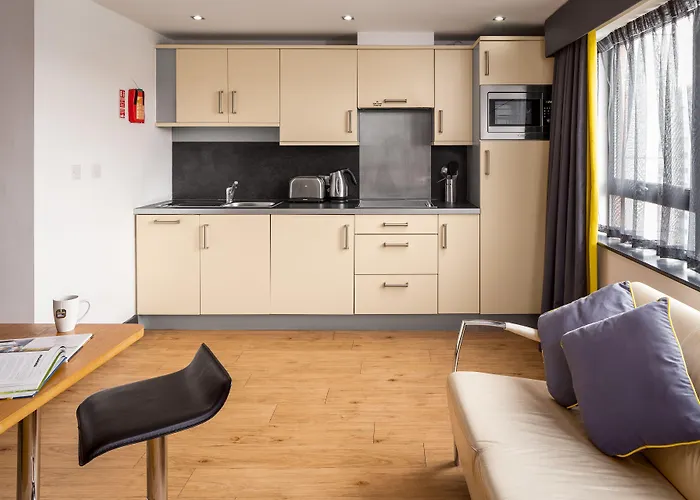 Roomzzz Leeds City West