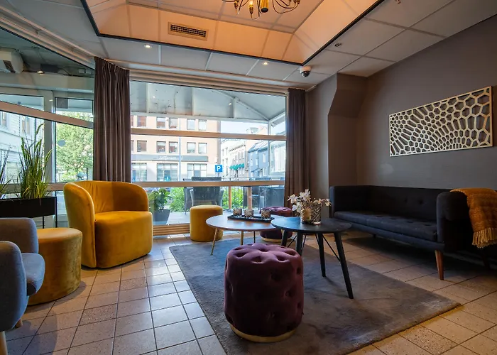 Enter Amalie Hotel