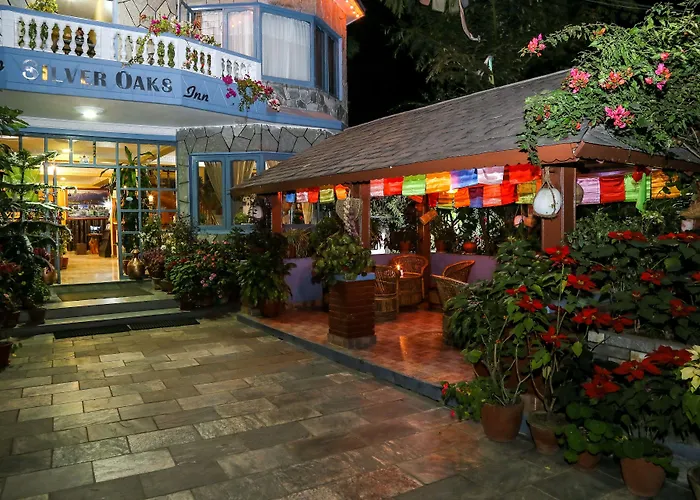 Hotel Silver Oaks Inn