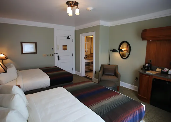 Mammoth Hot Springs Hotel