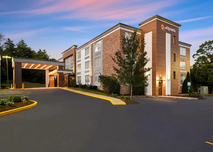 La Quinta By Wyndham Sturbridge Hotel