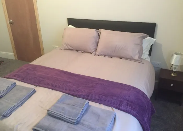Liverpool Gidlow House Sleeps 8 - Infinity Apartments
