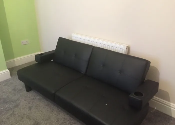 Liverpool Gidlow House Sleeps 8 - Infinity Apartments