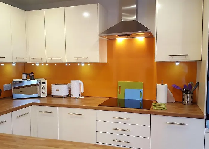 Liverpool Gidlow House Sleeps 8 - Infinity Apartments