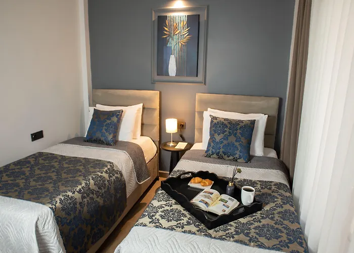 12 Rooms Hotel