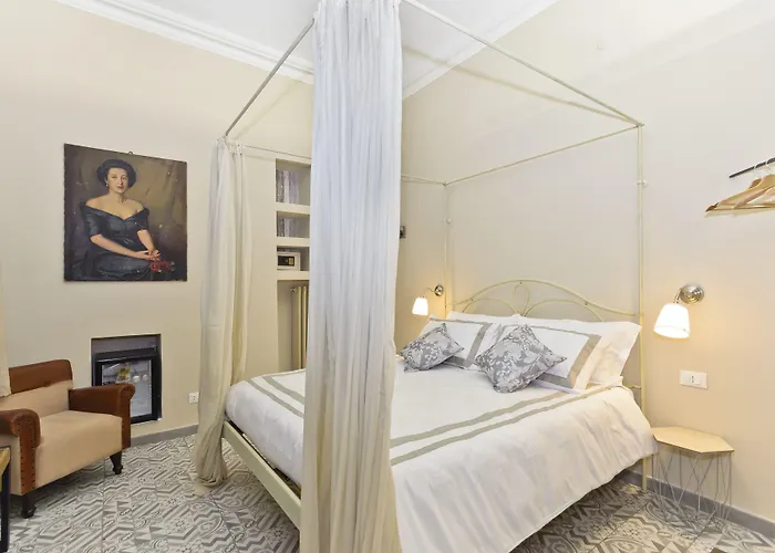 Tohouse Rooms