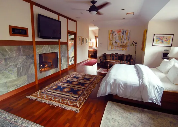 East Hampton Art House Bed And Breakfast