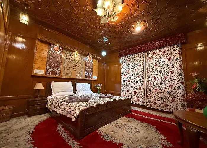 Houseboat Patloo Palace