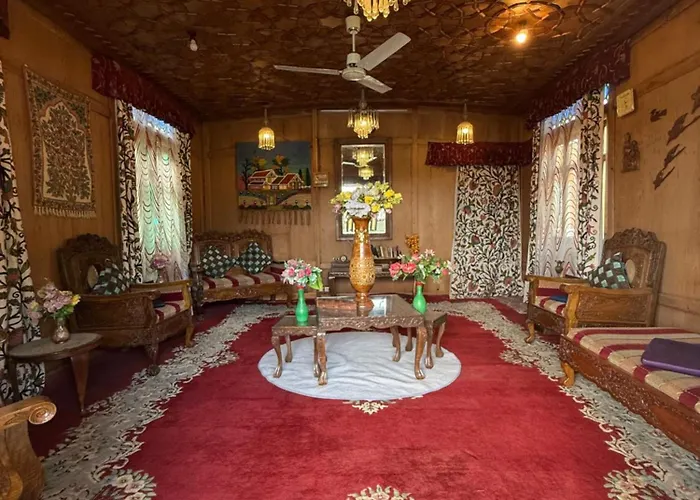 Houseboat Patloo Palace
