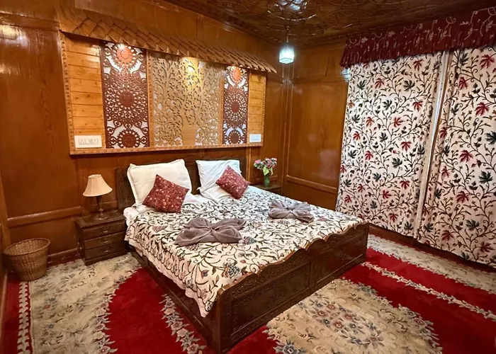 Houseboat Patloo Palace
