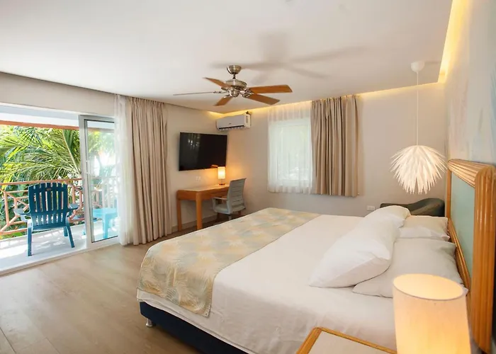 Hotel Cocoplum Beach