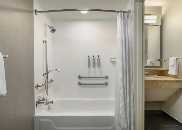 Courtyard By Marriott Charlotte Matthews Hotel