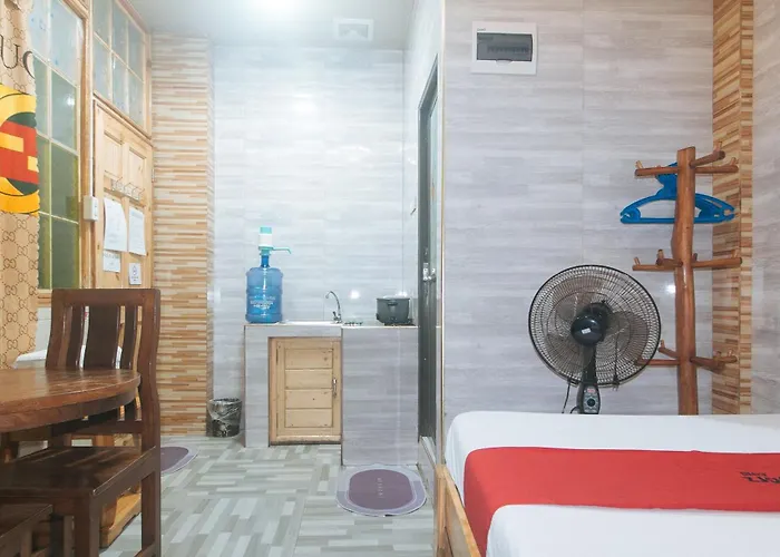 RedDoorz Hostel @ Faes Transient House
