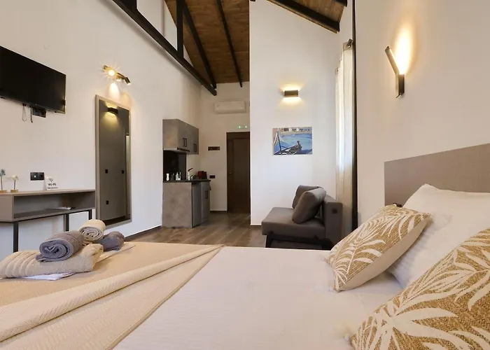 4 Lemons Luxury Studios