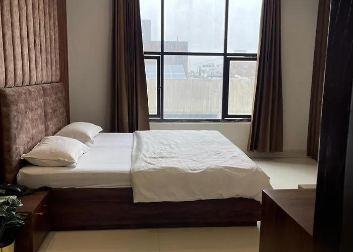 Hotel Prateek Plaza & Restaurant
