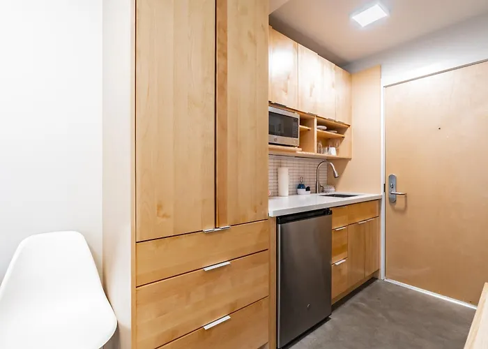Downtown Edge-Stylish Studio Near Hospitals & Downtown-03