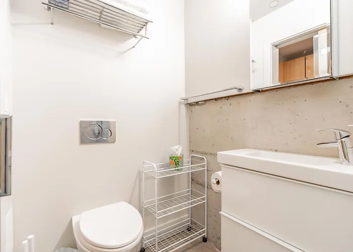 Downtown Edge-Stylish Studio Near Hospitals & Downtown-03