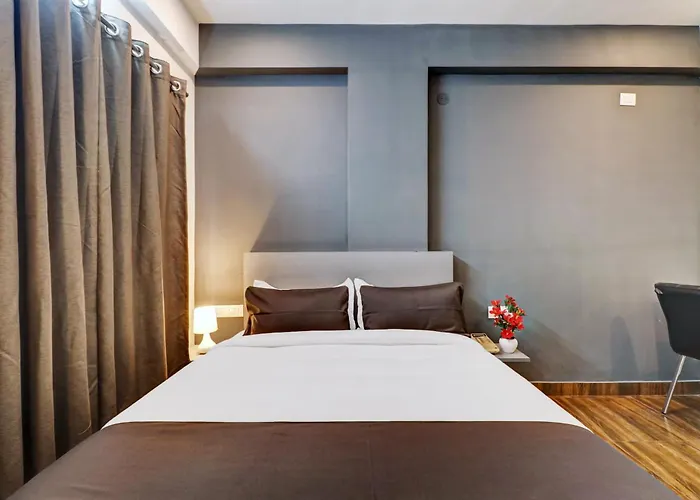 Townhouse Ecity Inn