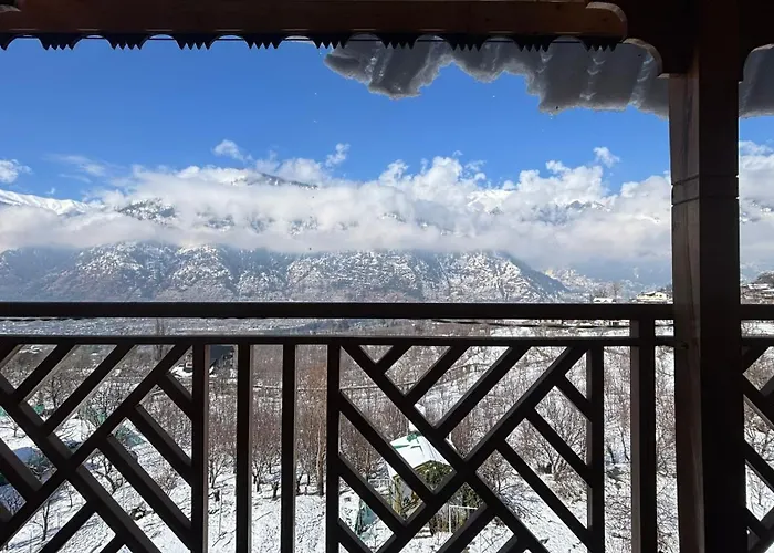Cafe Saffron Sips & Stays - Alpine Suites Naggar Near Manali