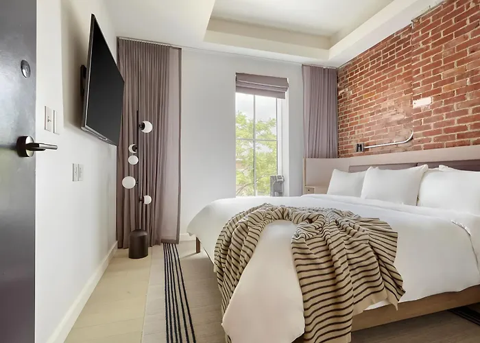 Lark Hotels 907 Main