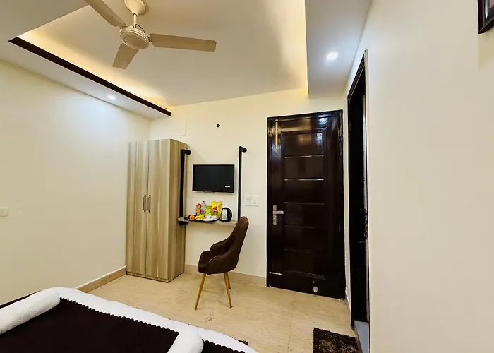 Hotel Oxygen Bloom-Near Noida Sector 18 Metro