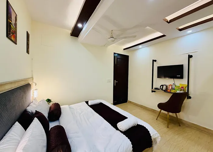 Hotel Oxygen Bloom-Near Noida Sector 18 Metro