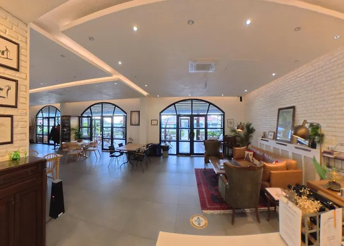 8 Rooms Hotel