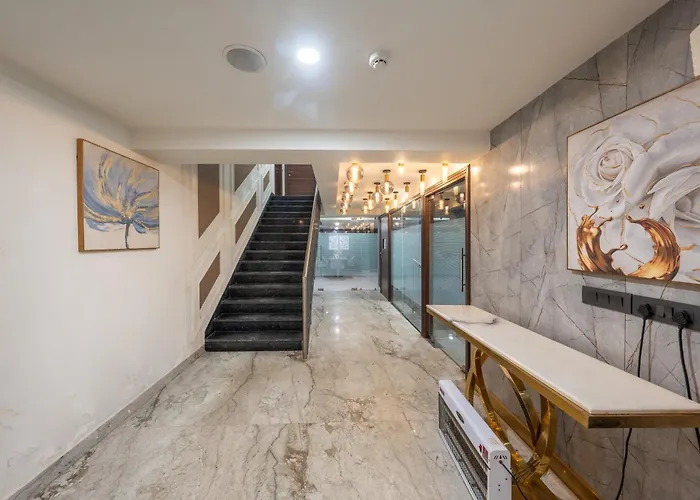 Saltstayz Select - Golf Course Road & Sector 57