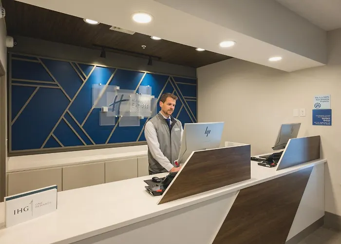 Holiday Inn Express & Suites Marquette By Ihg