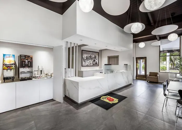 Super 8 By Wyndham Riviera Beach West Palm Beach