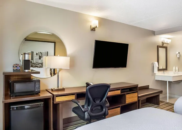 Super 8 By Wyndham Winnipeg West