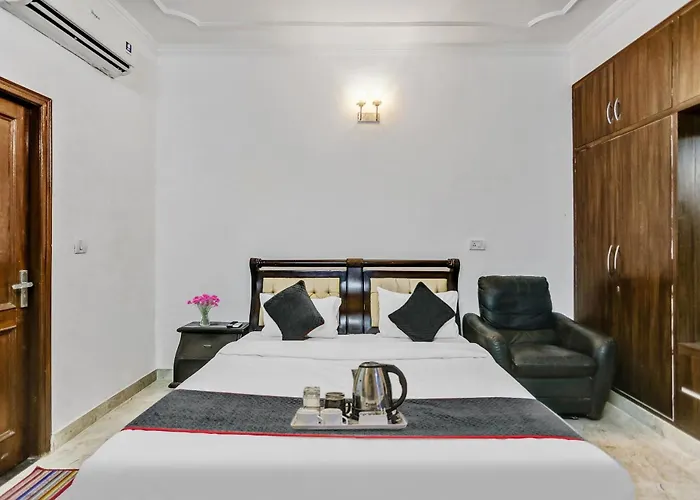 Townhouse Metro Inn Residency Near Iskcon Temple Noida